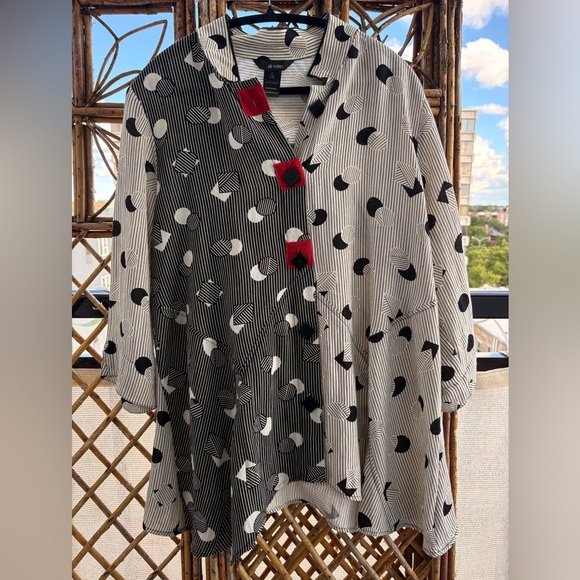 Ali Miles Monochrome Patterned Top with red accent - Picture 1 of 8